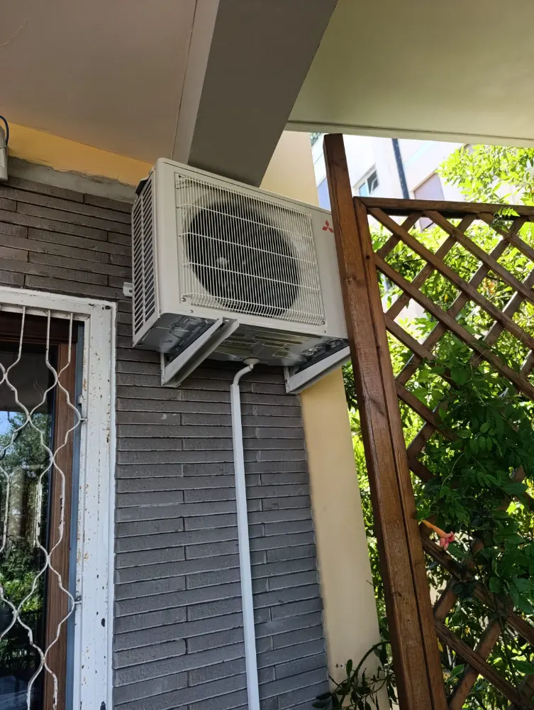 foto principale installazione climatizzatore Mitsubishi 12000 btu modello MSZ-AYVGKP classe A+++ monosplit a Val Mela...
